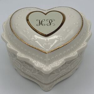 VTG Ivory Ceramic Gold Trim Heart Trinket Jewelry Music Box "Audrey" Tested